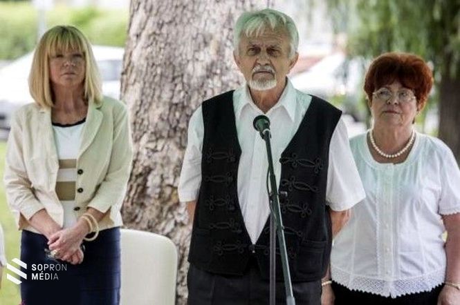 Az archív fotón a tavalyi Nemzeti Összetartozás Napján Tóth Éva, Sélley Attila, Koltai Miklósné a Jerevánon