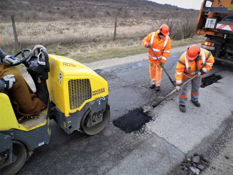 A Magyar Közútnál is vége a télnek – indul a kátyúzási szezon