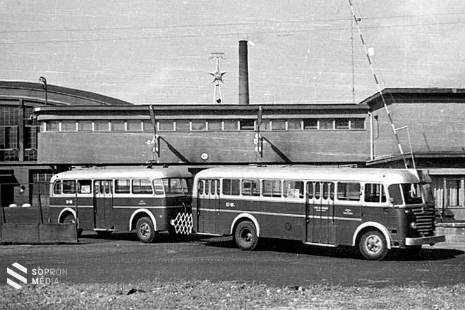 A zsúfoltságot kezdetben leselejtezett buszokból készült pótkocsikkal enyhítették 