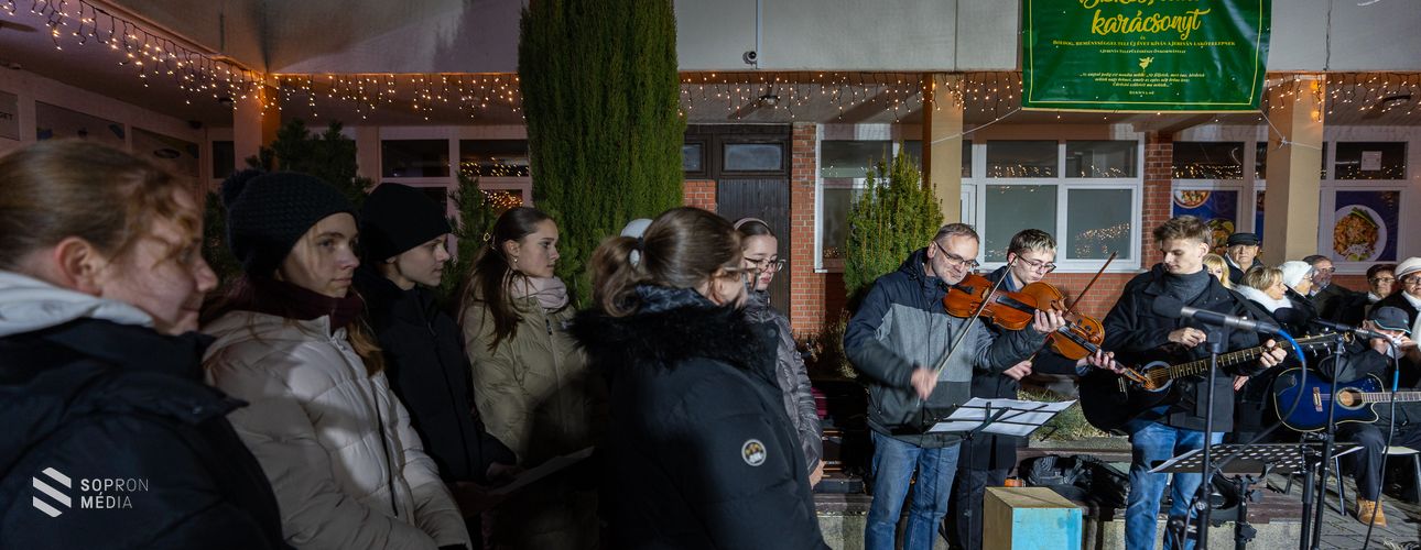 Adventi gyertyagyújtás a Jereván lakótelepen