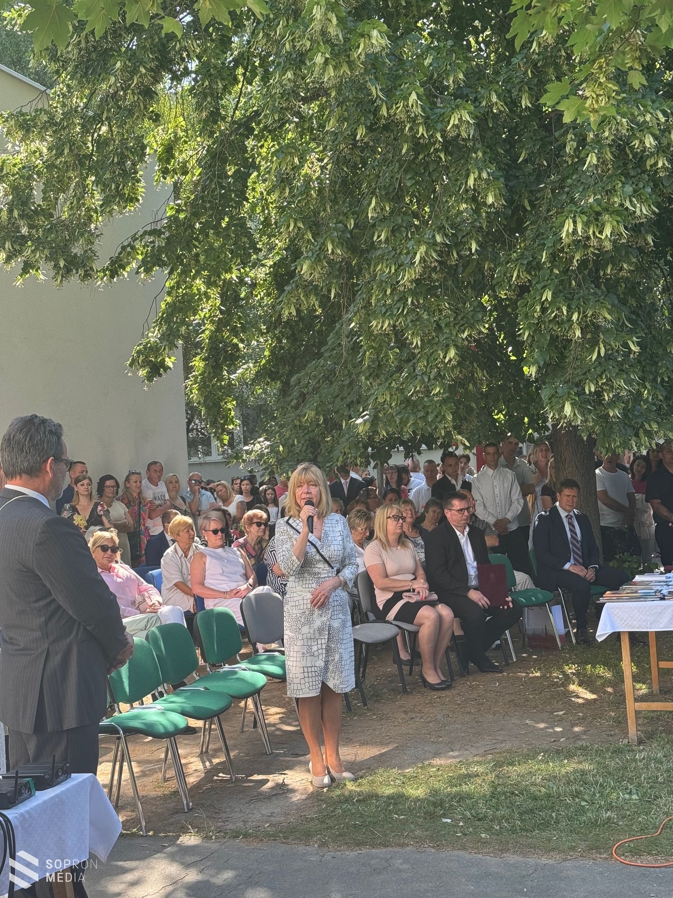 Megható búcsú a Lackner Kristóf Általános Iskolában - elköszönt Forrás Béla igazgató