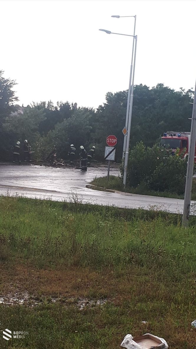 Olvasói felvétel - Tűzoltók dolgoznak az elkerülő úton