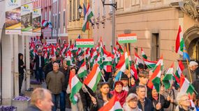 Békemenet vezette fel Orbán Viktor nagygyűlését Sopronban - rengetegen érkeztek a Fő térre