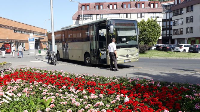 A magyar-osztrák határt munkanap, iskolaidőben háromszor lehet menetrendszerinti regionális (kishatárforgalmi) autóbusszal átlépni. A soproni állomás elé csak vonatpótlóként érkezhet Ausztriából busz