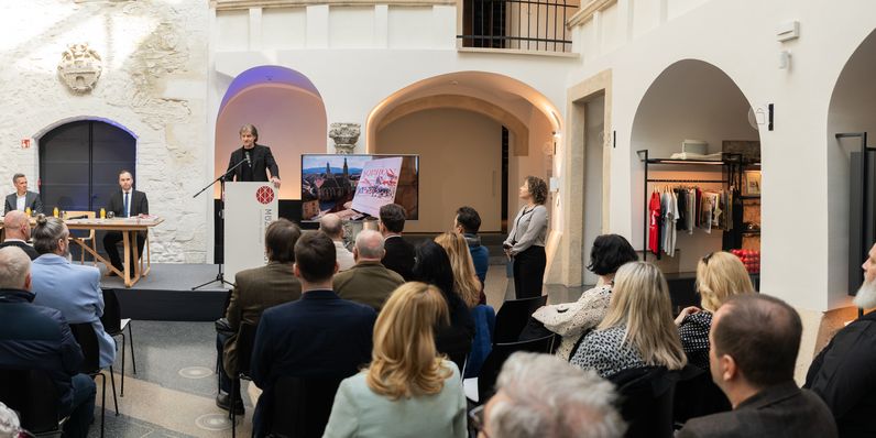 Sopron egy közösség története – Informatív, képgazdag könyv ismerteti városunk szépségét és értékeit