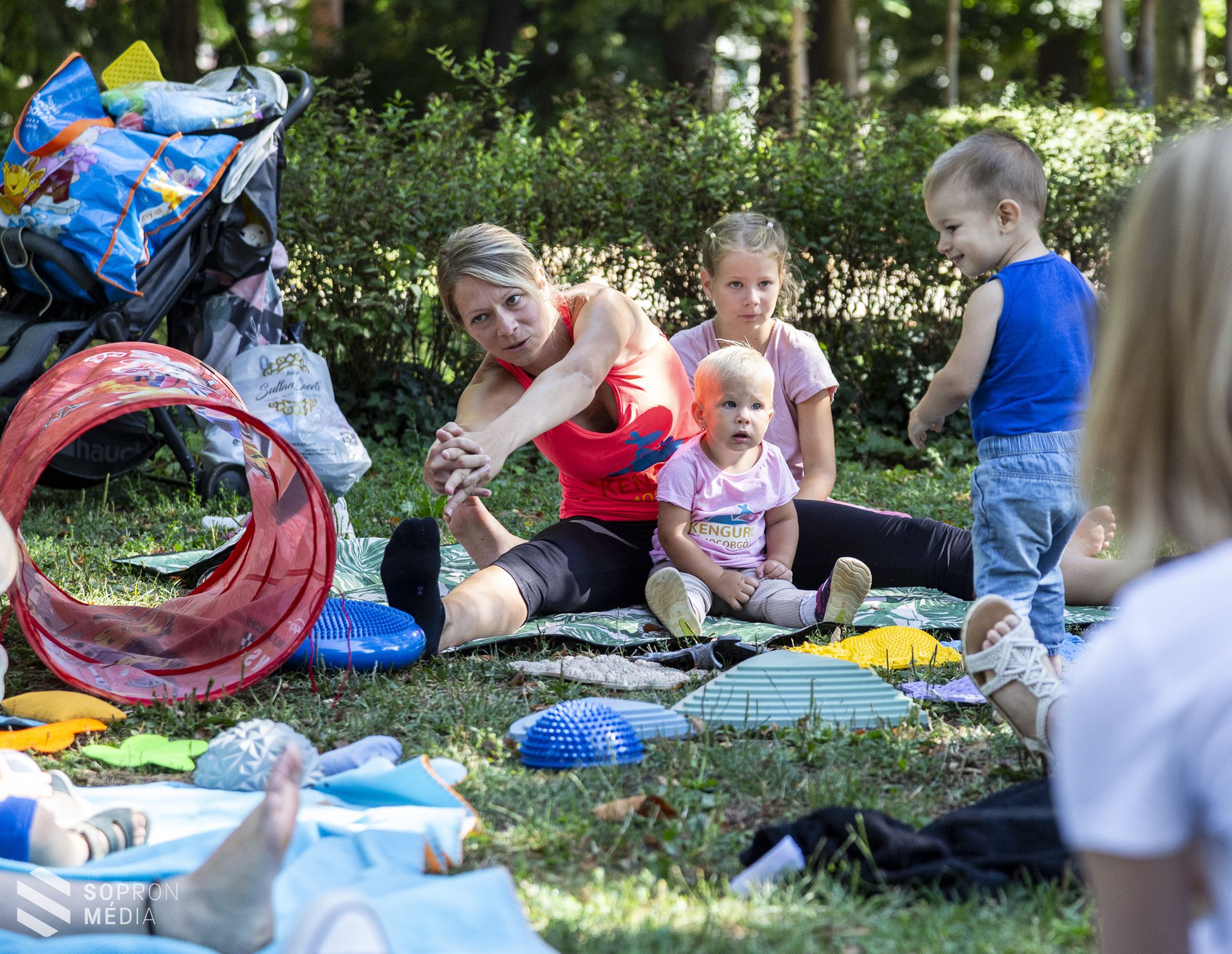 Vidám  baba-mama délelőtt az Erzsébet-kertben