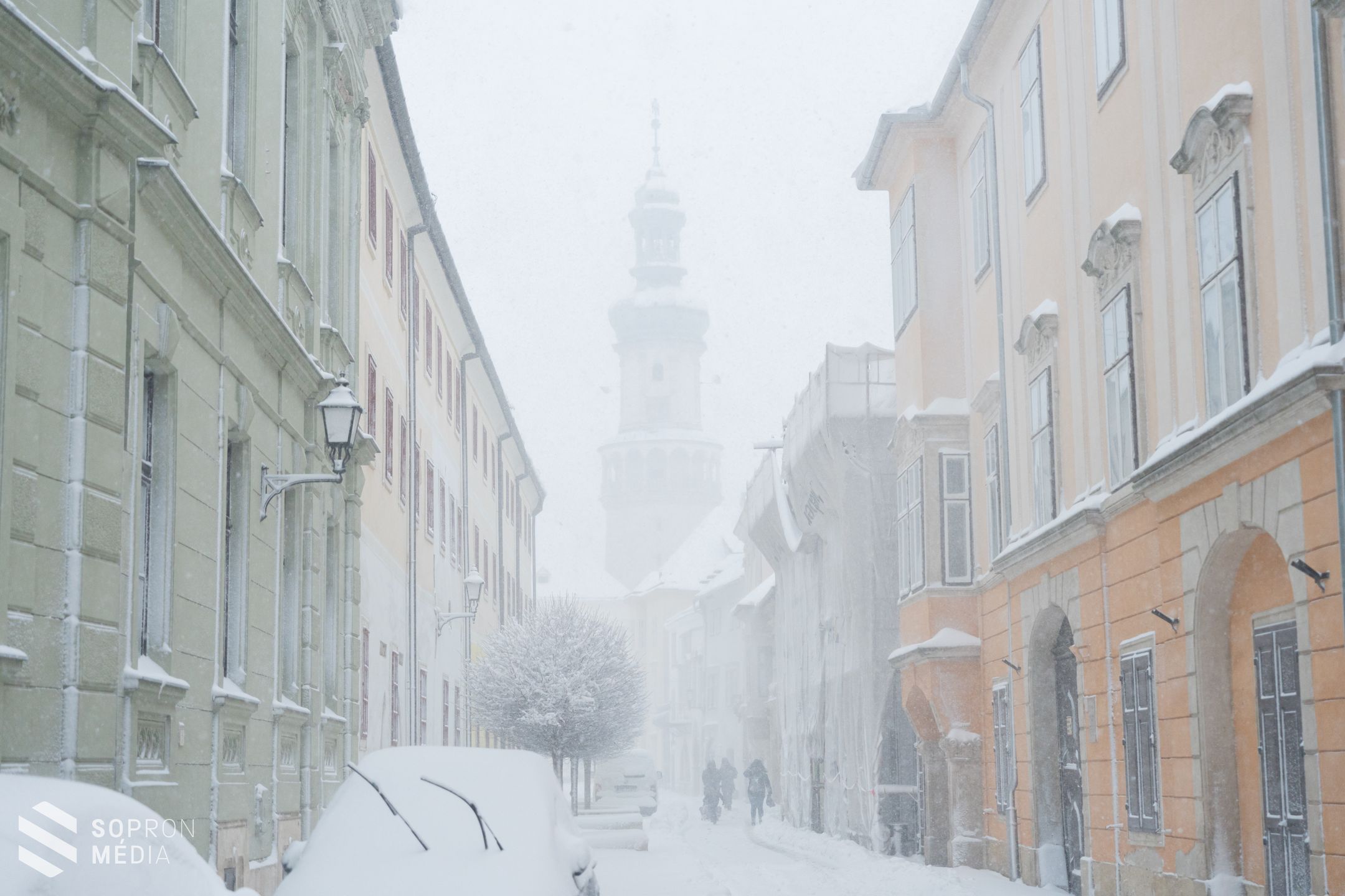 Rendületlenül esik a hó Sopronban