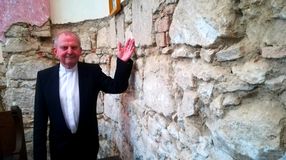 Különös oltár, óriáskövek – érdekességek az ágfalvai Szent György Templomban