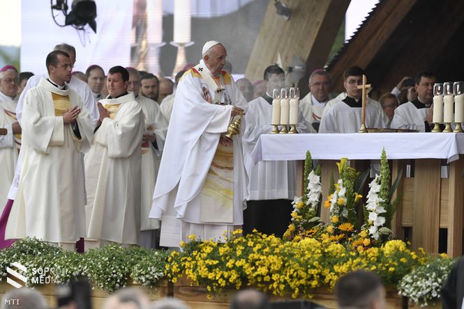 Ferenc pápa szentmisét pontifikál a csíksomlyói hegynyeregben 2019. június 1-jén.