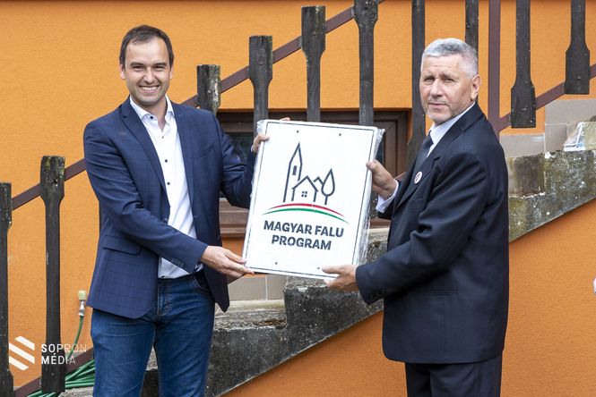 Barcza Attila (b) a Magyar Falu Program egyik átadóján Répcevis polgármesterével (j)