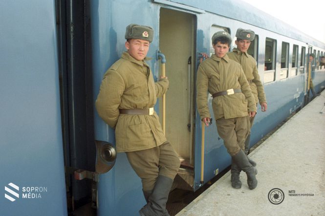 Távozó szovjet katonák a hajmáskéri vasútállomás peronján (1990. március 12.)