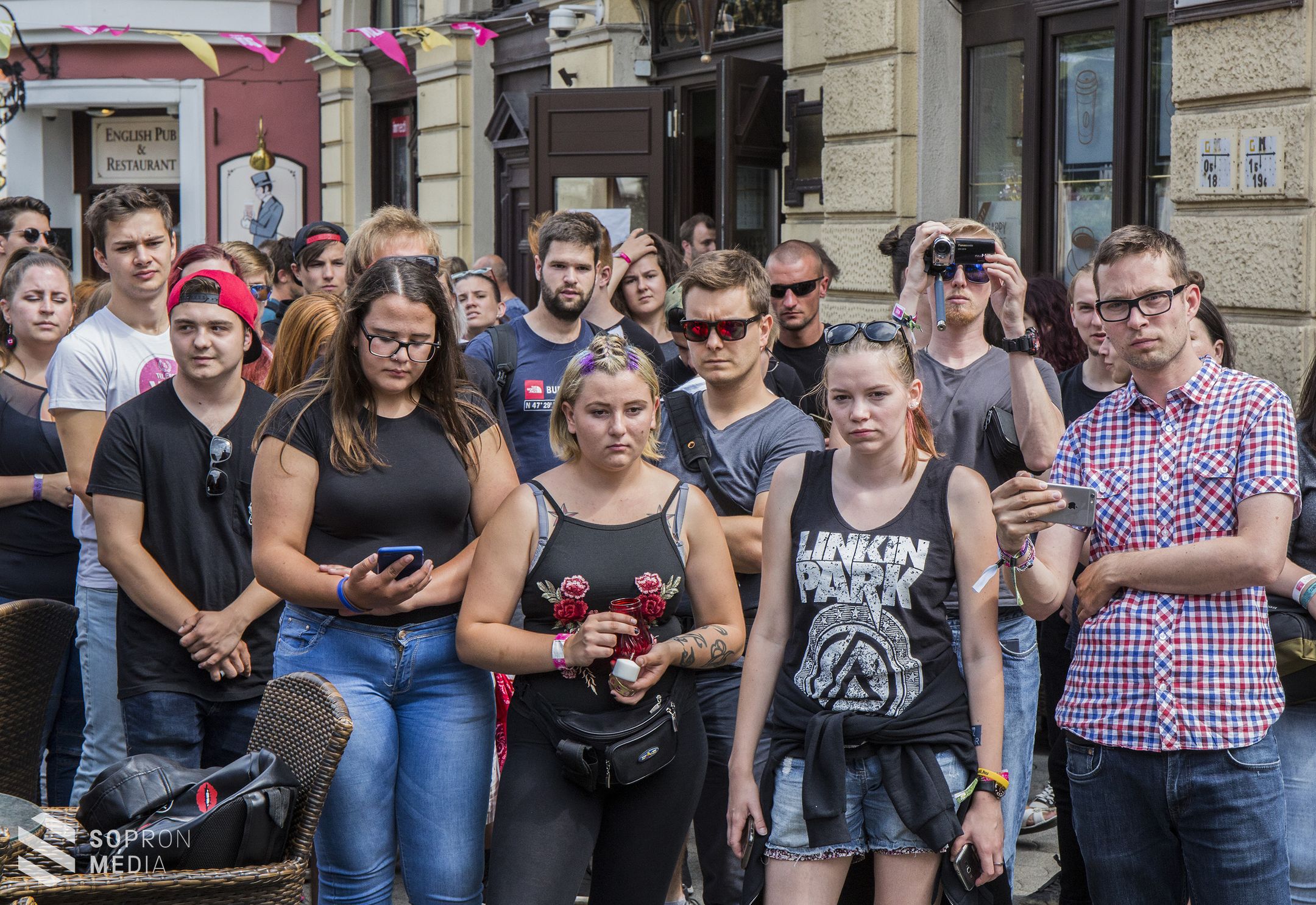 Felavatták a Linkin Park székét a belvárosban