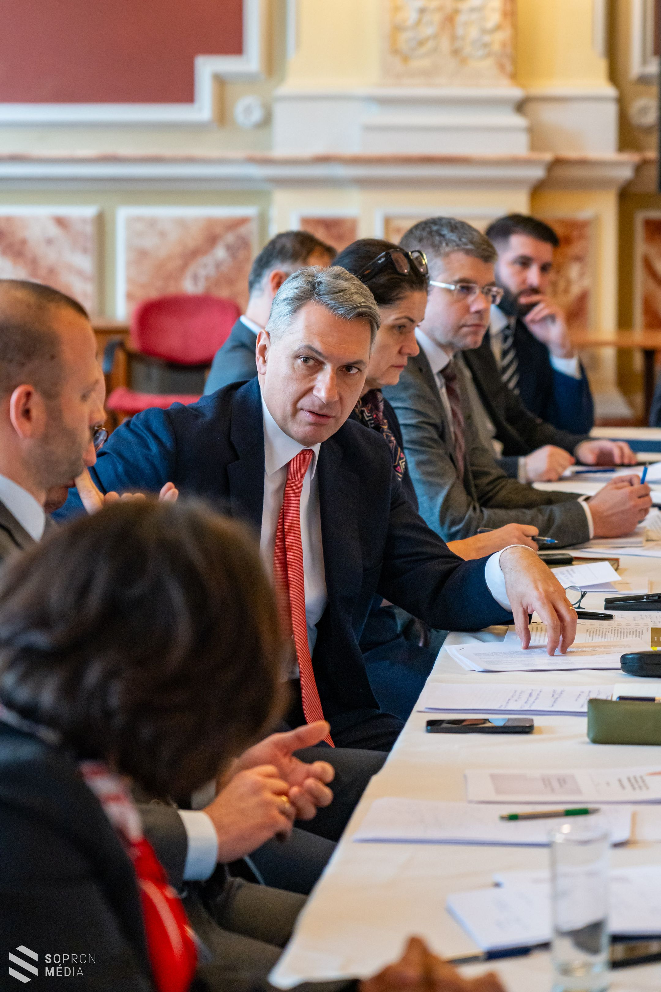 Lázár János: 6 milliárd forintot fordítunk a belterületi útépítési munkákra Sopronban!