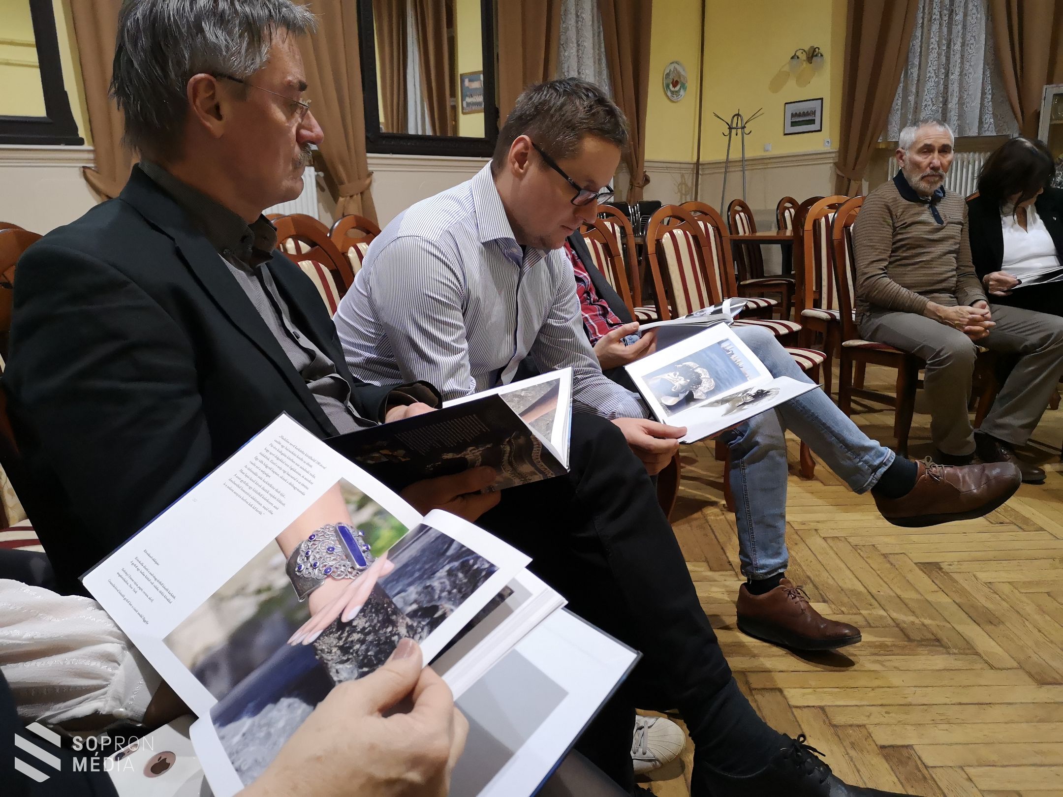Könyvbemutató - Egy ékszerdoboz titkai