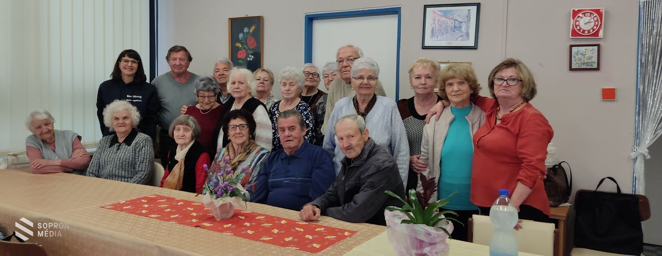A Jereváni Ciklámen Nyugdíjas Egyesület tagjait vértezték fel az unokázós csalókkal szemben