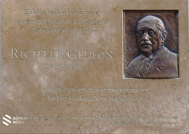 Richter Gedeon gyógyszerész, a modern hazai gyógyszeripar megteremtőjének emléktáblája, annak a háznak a falán, ahonnan 1944. december 30-án elhurcolták kivégezni. A bronz relief Buda István alkotása. Felavatva: 2009. december 7-én. 