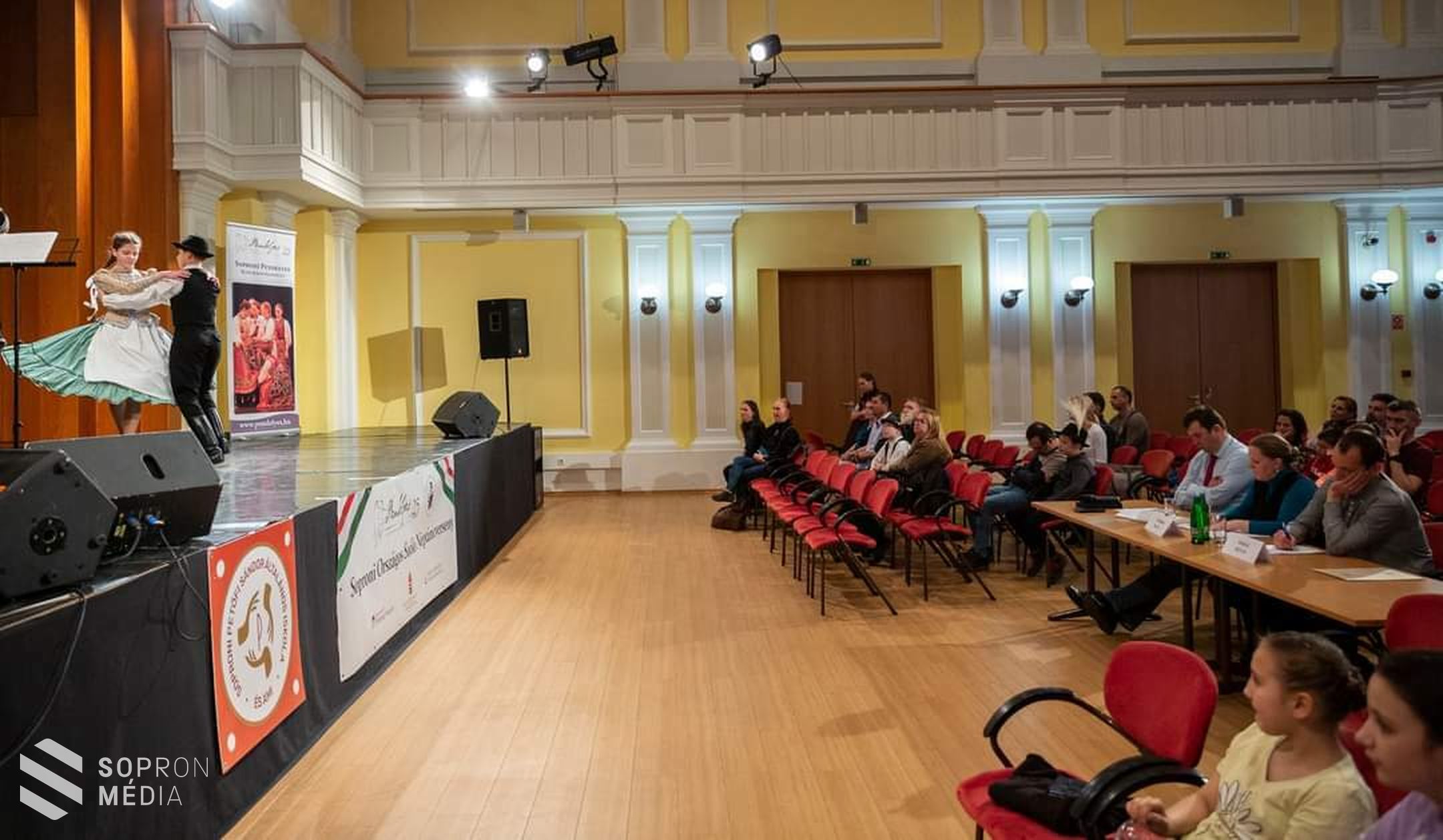 Néptáncvetélkedőt tartottak a Liszt Központban