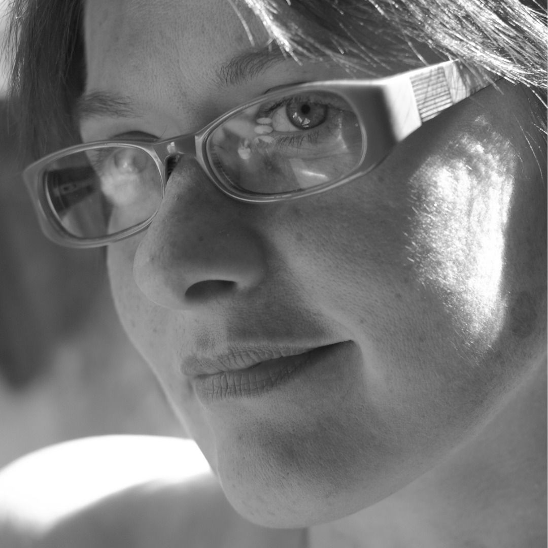 A vén fegyverkovácsné plasztikai sebészhez fordul