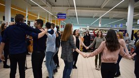 Néptánc flashmob a soproni áruházban