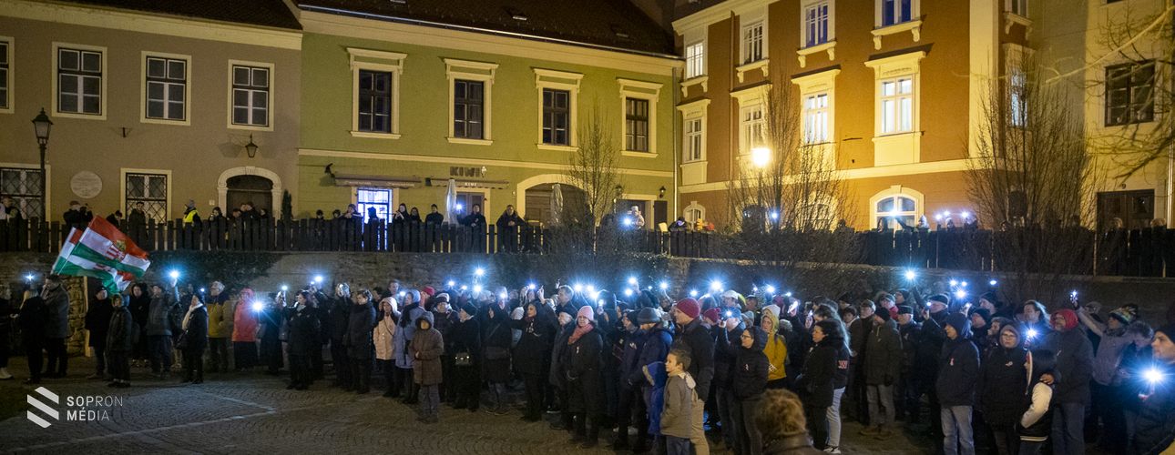Szolidaritási fáklyás felvonulás a pedagógusok mellett