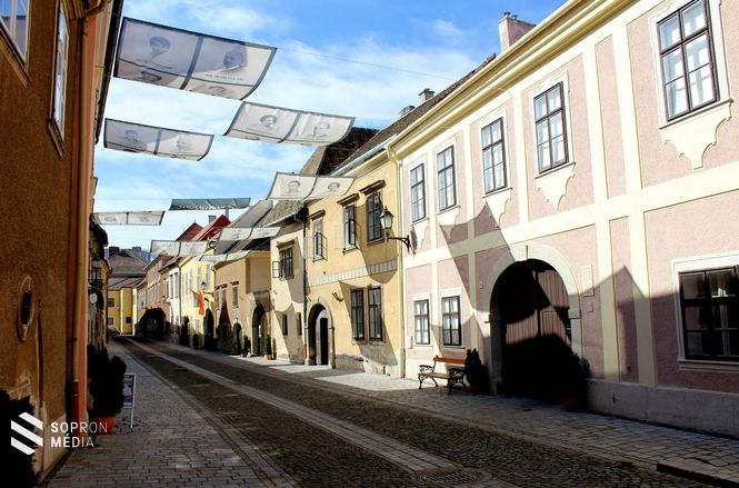 A belvárosi utcák a képen látható Új utcai burkolat mintájára készülnek el. 