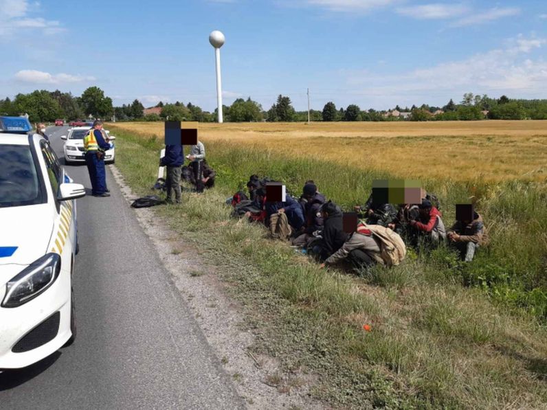25 migránst fogtak el a rendőrök Szilsárkánynál - FRISSÍTVE!