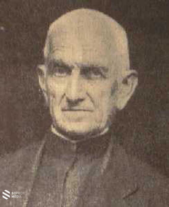 Fényi Gyula (eredetileg Finck István) (Sopron, 1845. január 8. – Kalocsa, 1927. december 21.) jezsuita szerzetes, tanár, csillagász. 