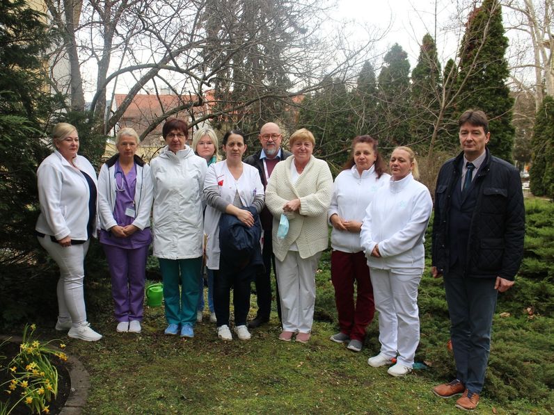 Nárciszültetés megható apropóból a Soproni Gyógyközpontban