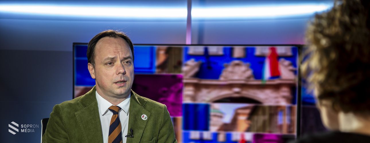 Nyitrai Zsolt: az idősek biztonságát szolgálja az Európában egyedülálló Gondosóra program
