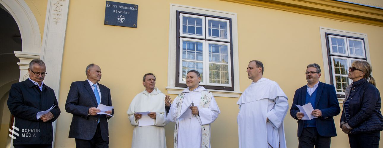 Régi pompájában látható a Szent Domonkos Rendház homlokzata