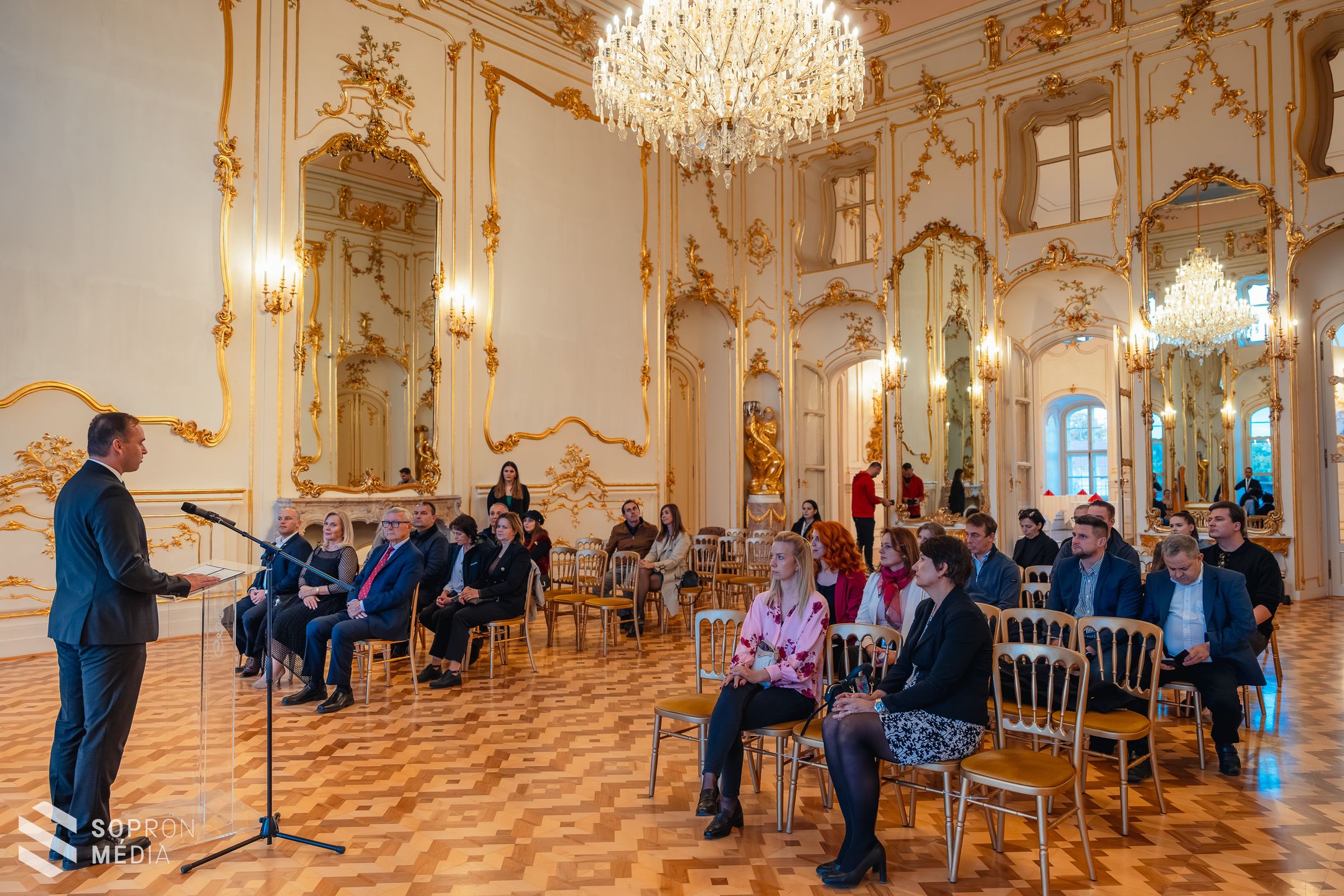 Fénybe borult az Esterházy-kastély parkja – fénykiállítást nyitottak az udvarban