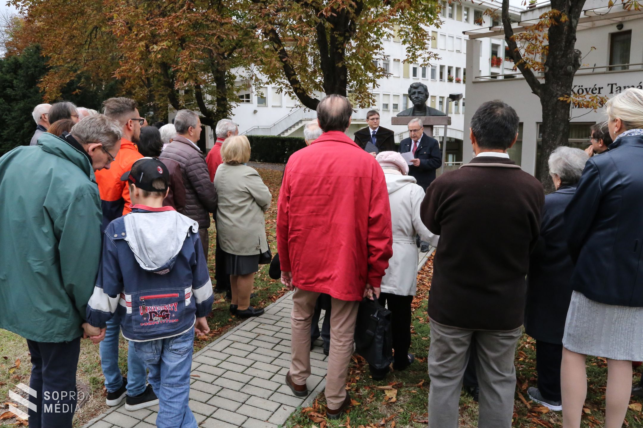 Koszorúzással emlékeztek meg Sütő Andrásról