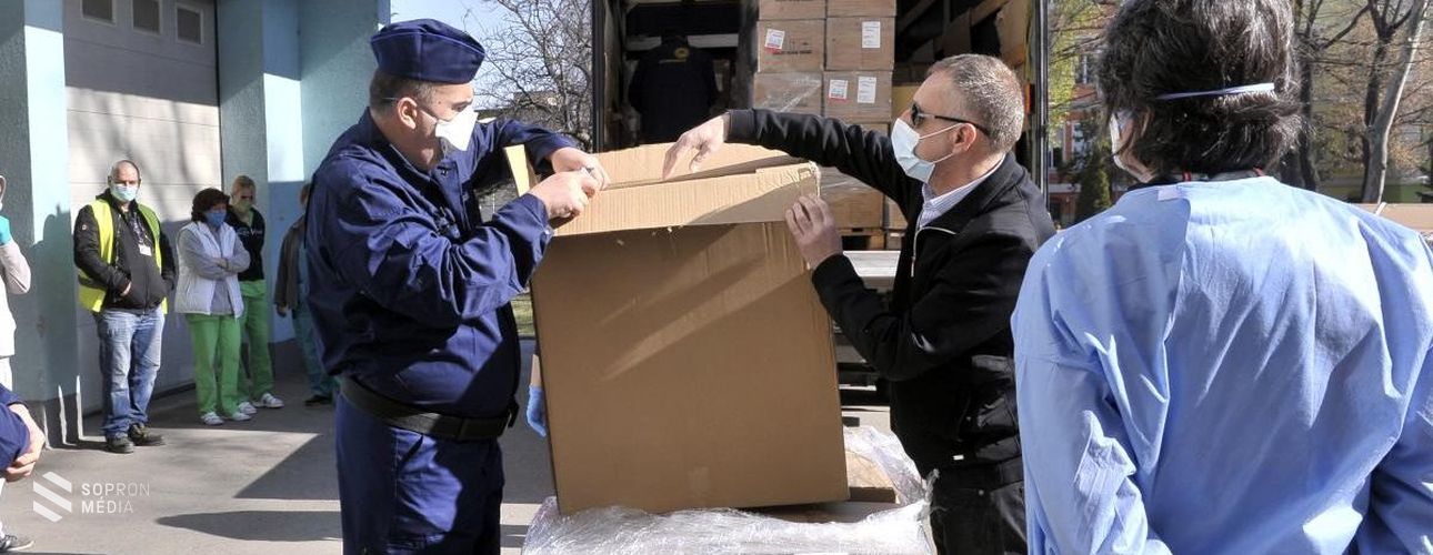 Védőfelszerelések érkeztek a rendőrséghez és a honvédséghez is