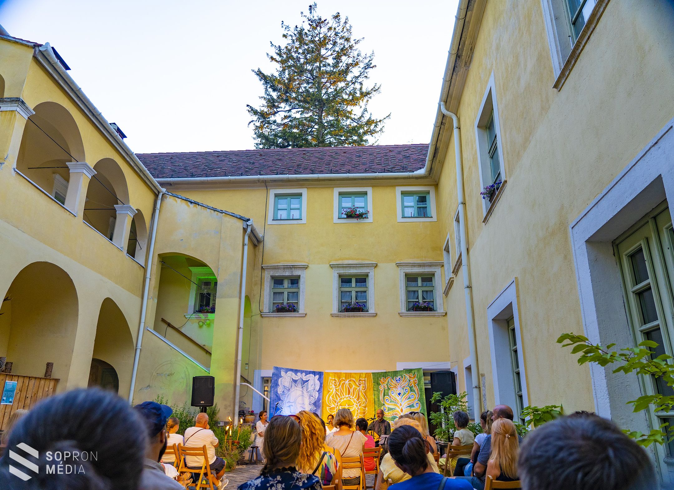 Mesék éjszakája - csodálatos mesék és dallamok az Erdészeti Múzeum udvarán