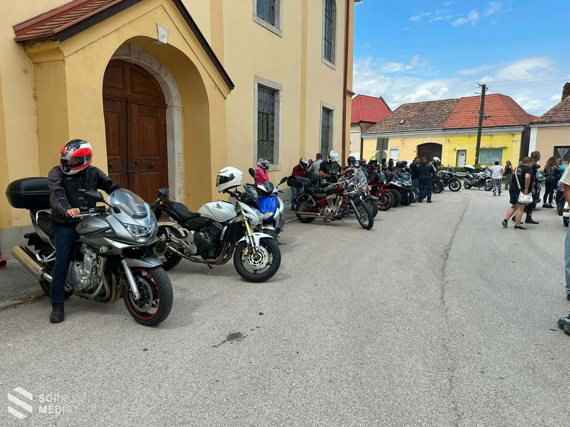 Motoros istentiszteletet tartottak Ágfalván
