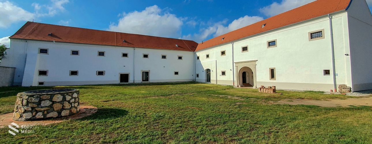 Áll egy kastély Fertőszéplakon…