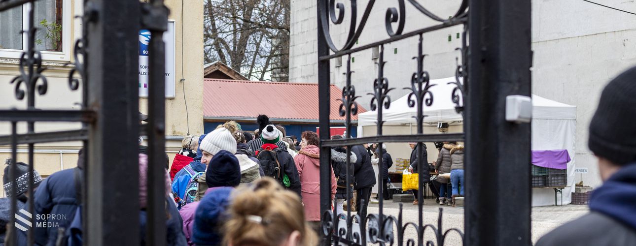 Hétszáz adag ételcsomaggal teszi szebbé a rászorulók ünnepét a Soproni Szociális Intézmény