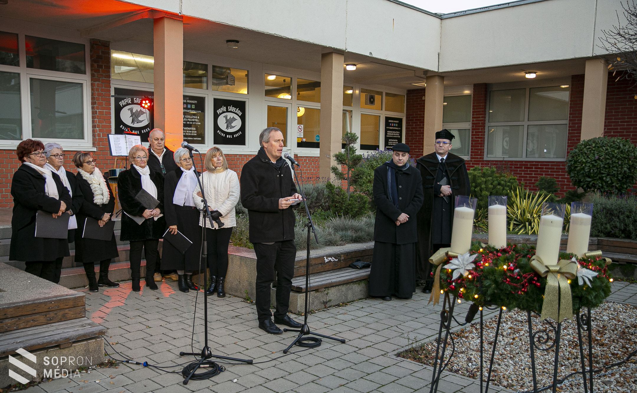 Fellobbant az első láng a Jereván lakótelep adventi koszorúján