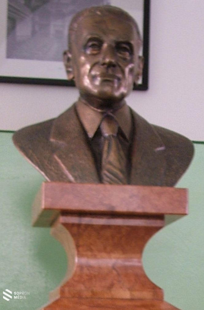 Harsányi János szobra a Fasori Gimnáziumban