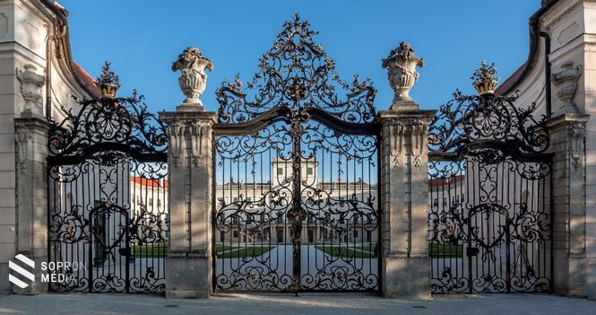 A fertődi Esterházy-kastély aranyozott kovácsoltvas kapuja napjainkban