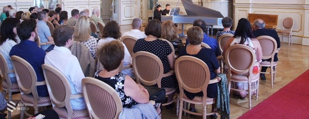 Elvarázsolta az Esterházy-kastély közönségét a Tóth-Vajna testvérpár