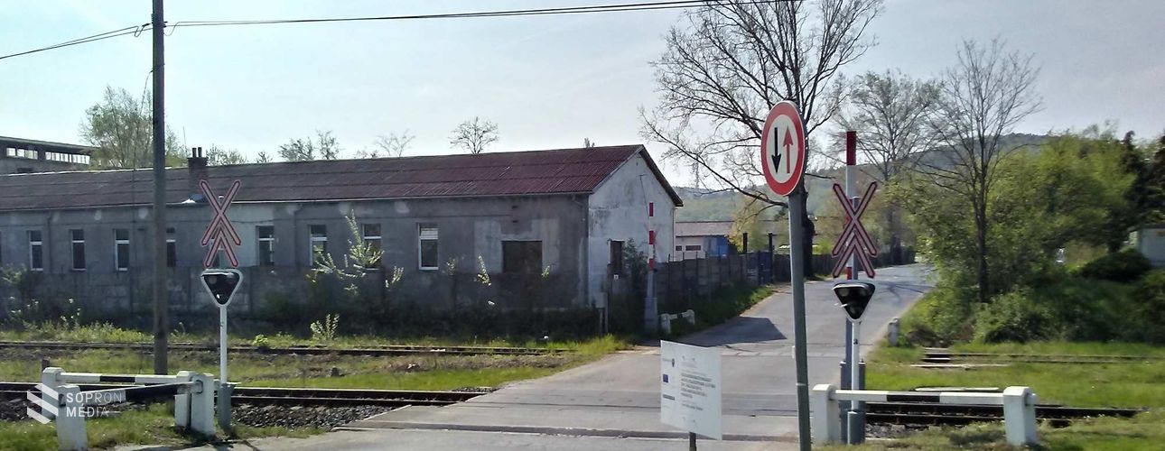  Lezárás az Öntöde utcai vasúti útátjáróban