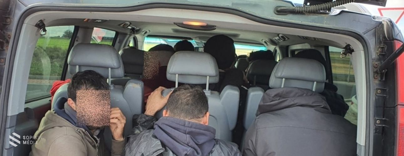 13-an egy autóban - újabb embercsempész-elfogás a 84-es főúton