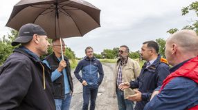 A "Fertő Part"- beruházást végző fejlesztő cég a borászokkal tartott bejárást a Fehér útnál