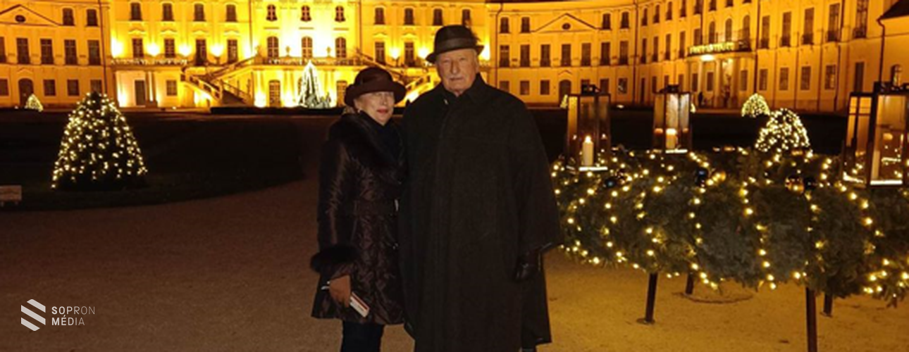 Fellobbant a negyedik gyertya a fertődi Esterházy-kastély díszudvarán