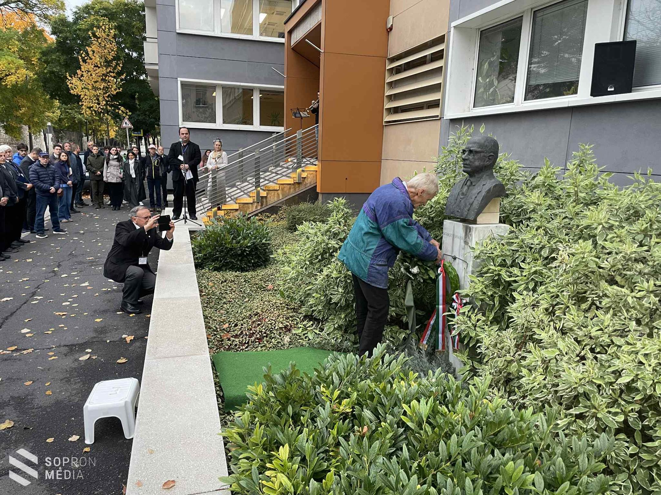 Megkoszorúzták Tárczy-Hornoch Antal mellszobrát – 125 éve született a soproni tudományos múlt nagy alakja