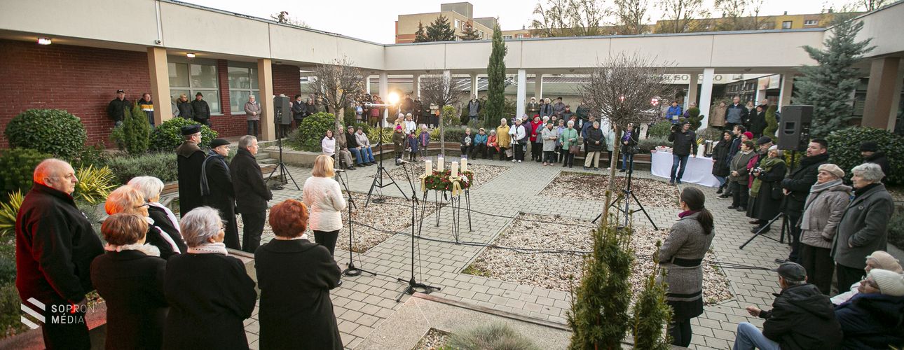 Fellobbant az első láng a Jereván lakótelep adventi koszorúján