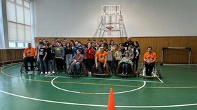 Kerekesszékes kosárlabda érzékenyítő bemutatót tartottak a Deák Téri Általános Iskola tornatermében