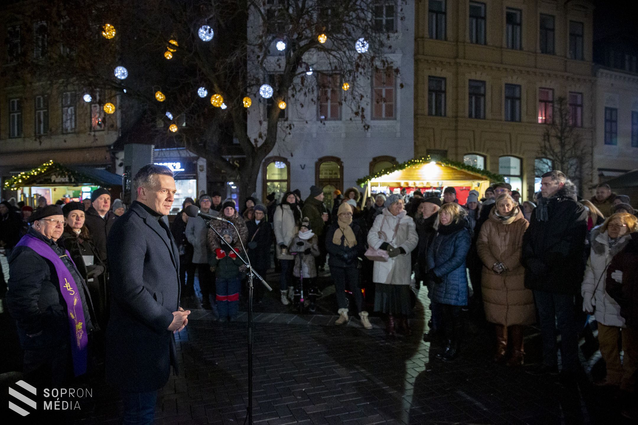 A negyedik gyertya is lángra lobbant Sopron adventi koszorúján!