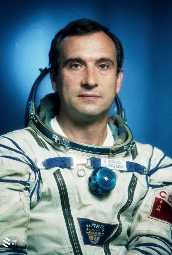 Valerij Vlagyimirovics Poljakov (Tula, 1942. április 27.) szovjet űrhajós, orvos élt eddig a leghosszabb ideig az űrben egyhuzamban